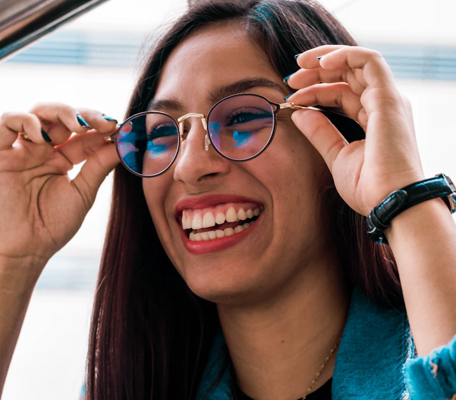 Clienta sonriendo mientras se prueba sus lentes nuevos