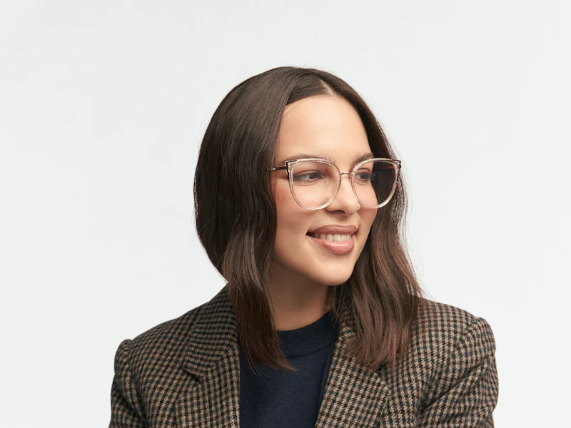Clienta sonriendo con sus lentes ópticos puestos